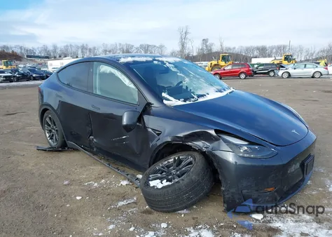 2024 Tesla Model Y Long Range Dual Motor All-Wheel Drive/Rwd z USA, uszkodzony, nr VIN 7SAYGDEDXRF108516
